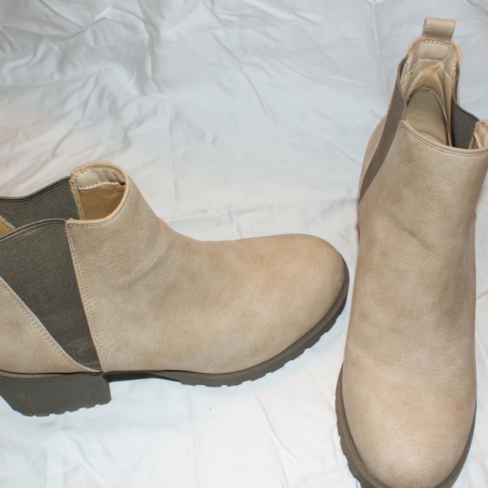Dirty Laundry Women's Lisbon Block Heel Bootie Natural Buck color size 10 - Picture 4 of 8